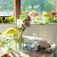 装飾の花とテーブル