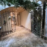 広い披露宴会場前