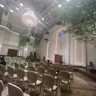天井が高くゲストの椅子が自立している