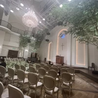 天井が高くゲストの椅子が自立している