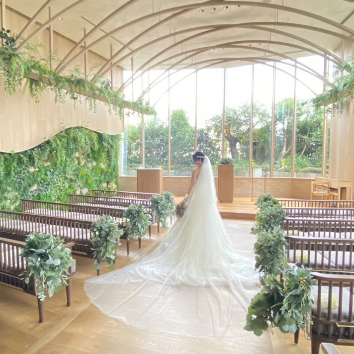 挙式会場にて、当日のウェディングフォトの撮影中。