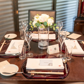 ゲストテーブルは通常4人掛け。装花とペーパーアイテムが並ぶ