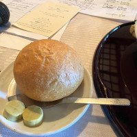 自慢の焼きたてパンとアンチョビバター