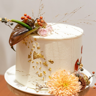 装花のイメージとおそろいで、金箔を使った大人っぽいケーキ。