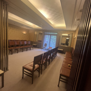 親族の控室です。真ん中のパーテーションは閉めるとのこと。|676539さんの乃木神社・乃木會館の写真(1913814)