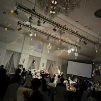 披露宴会場は高さがあり素敵です