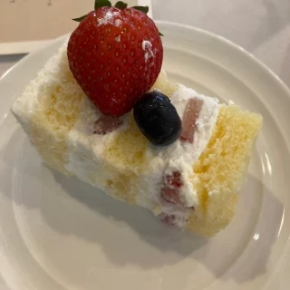 ウェディングケーキはゲストにも食べていただけます。