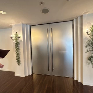 チャペル入り口扉。