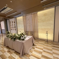披露宴の新郎新婦席。
