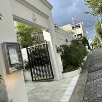横に広がる外観はインパクト抜群で素敵。