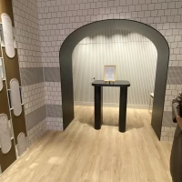 スーツケースなどを置いておける。