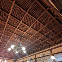 和風の披露宴会場の天井