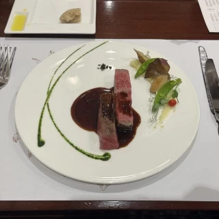 1番高いプランのメインディッシュ。マデラ酒ソースが美味しい