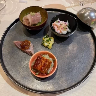 お箸で食べる和食スタイル