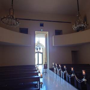 入場の際には大扉から光が降り注ぎます|676911さんの北山ル・アンジェ教会の写真(1917311)