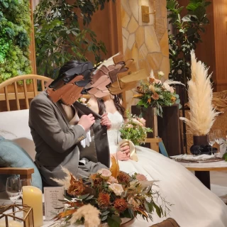 高砂はソファーにして花で周りを飾ってもらいました。