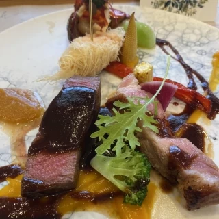 オープンキッチンで出来立ての料理を提供してくれる