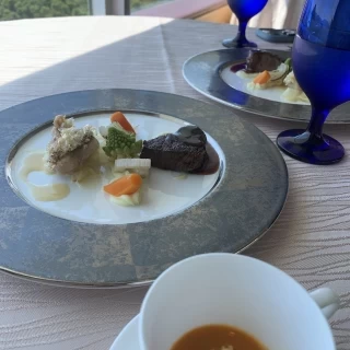 お肉料理です。とても柔らかくてソースも美味しかったです。