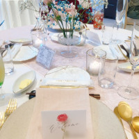 披露宴テーブル、お花あり広め画角