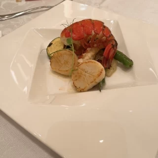 レモンベースの味付けで、爽やかな味わいの魚料理