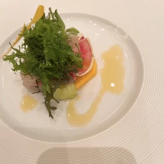 レモン、塩で味付けされたさっぱりとし食欲をそそる前菜