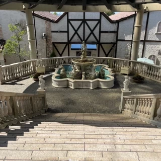 会場でて庭にどーんとあります
