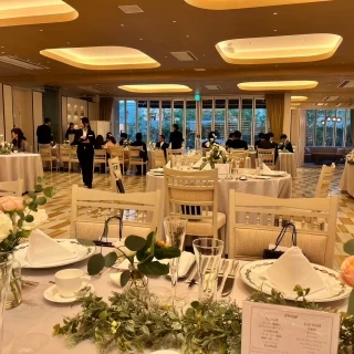 披露宴会場。奥にガーデン