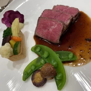 ランクの1番高いコース料理です。
お肉がとてもおいしかった