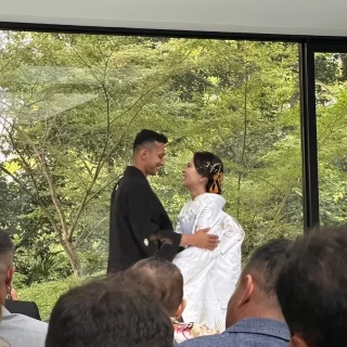 緑をバックに