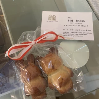 食事の後にシェフが挨拶に来られフィナンシェを頂いた。