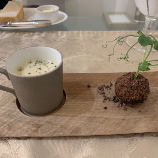 前菜のスープと植物の苗の様に見える前菜
