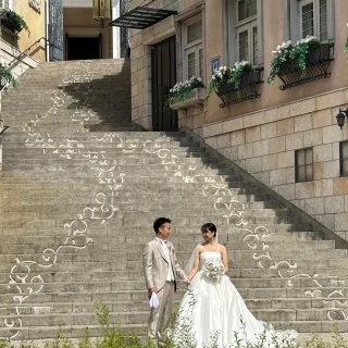 式場の入り口の階段前での写真撮影