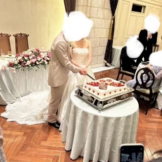 披露宴会場でのケーキ入刀