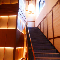 チャペルから披露宴会場へ向かう階段　エレベーターもありました