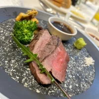 冷えないようにずっと温まる石の上に美味しいお肉