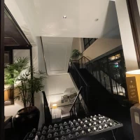 本館ロビー右手階段
