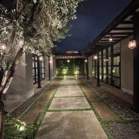 本館ガーデン。エレベーター側からの眺め