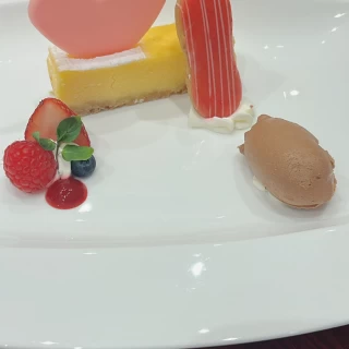 右下のアイスは美味しく頂きました。