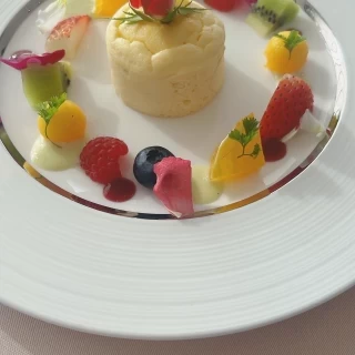 実際のコース料理に出てくるデザートのチーズケーキ。