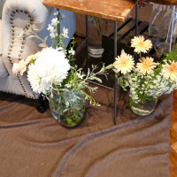 披露宴で新郎新婦が座るソファの横の装花