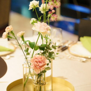 テーブル装花もゴールドとピンクで優しい印象になりました|677707さんのホテルモントレ京都の写真(1923622)