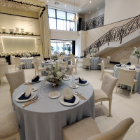 階段があり白基調でテーブルクロスの色で雰囲気が変わります！