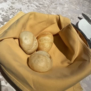 パンです。二種類あります。