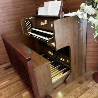 オルガンで生演奏されます