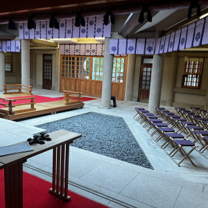 挙式会場でゲストが座る席。|677802さんの東郷神社・ルアール東郷／ラ・グランド・メゾン HiroyukiSAKAIの写真(1932524)