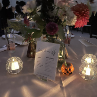 披露宴会場のテーブルの花