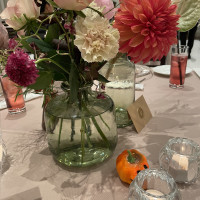 披露宴会場のテーブルの花