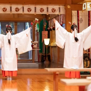 本物の巫女の舞です。