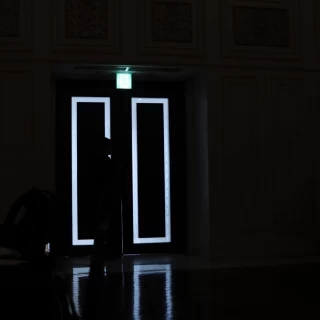 お色直し入場前です。暗くすると非常口が目立ちます。