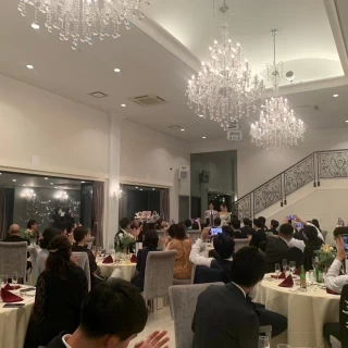 天井の高い披露宴会場